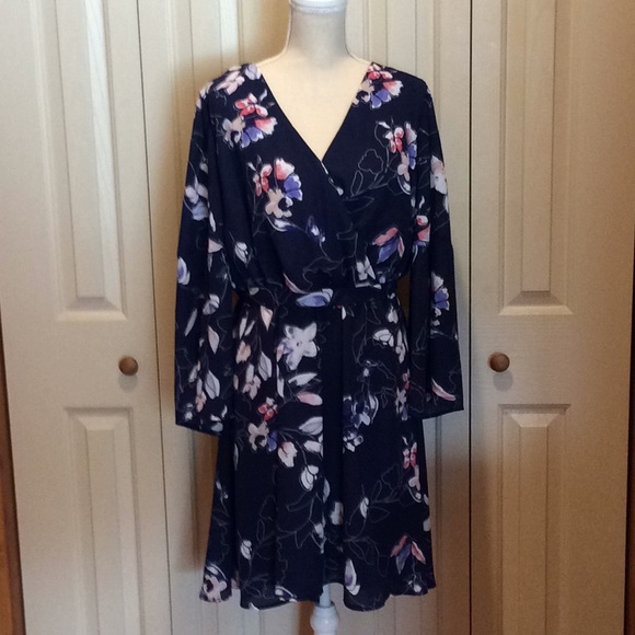 Westport Dresses & Skirts - Westport EUC Navy Floral Dress Split Bell Sleeves